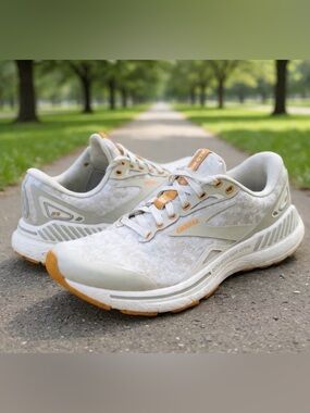 Brooks Adrenaline GTS 23 Shoes Womens Size 7.5 White Camo Running 1203811B110